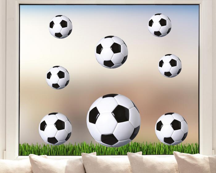 Fenstersticker Fußbälle auf einer Wiese
