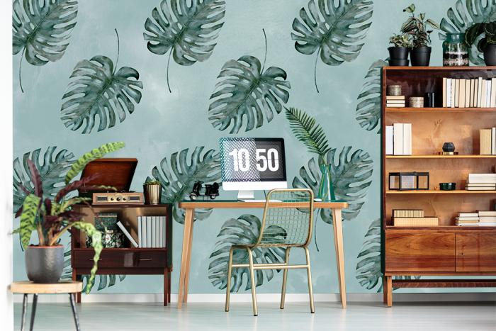 Vlies-Fototapete Monstera Muster in Grün als Wandtapete in einem Arbeitszimmer
