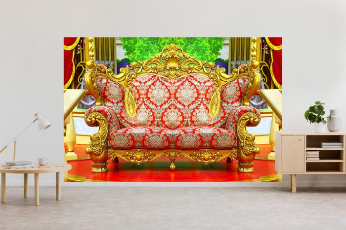 Vlies-Fototapete Sofa mit Goldgestell und Bezügen mit Barock-Ornamente in einem Wohnzimmer