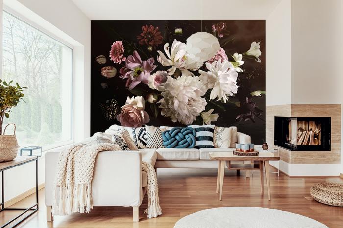 Vlies-Fototapete Blumenstrauss im Barock-Stil auf dunklem Hintergrund in einem Wohnzimmer