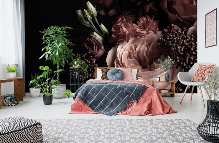 Vlies-Fototapete mit einem Blumenstrauss vor schwarzem Hintergrund in einem Schlafzimmer