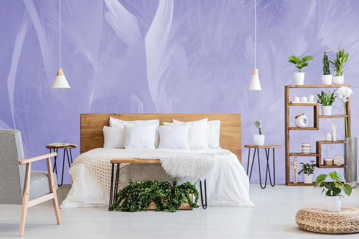 Lila Fototapete mit Federn im Bohemian-Style in einem Schlafzimmer