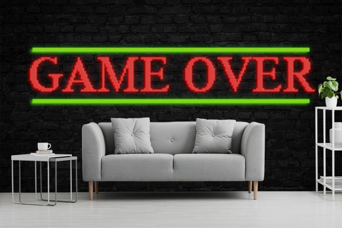 Vlies-Fototapete – Game Over Schriftzug auf schwarzer Steinwand im 80s-Stil