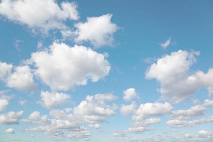 Fototapete mit kleinen Wolken am blauen Himmel