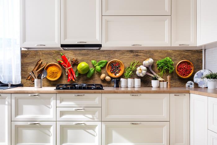 Küchenrückwand mit Gewürzen auf einer rustikalen Holzplatte