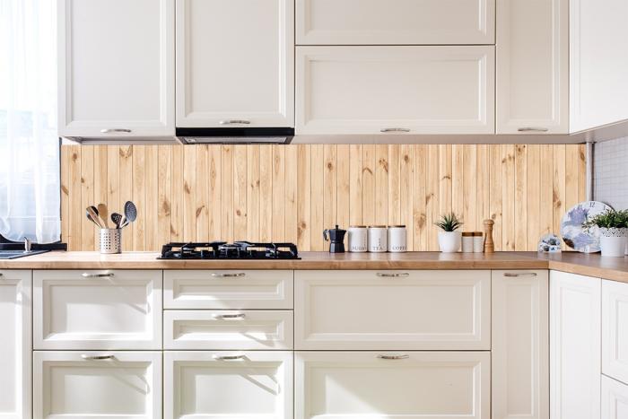 Küchenrückwand mit hellen vertikalen Holzleisten
