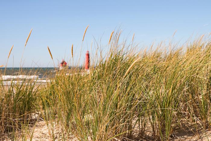 Motiv-Küchenrückwand mit Leuchttürmen hinter den Dünen als Alu-Dibond und Hart-PVC