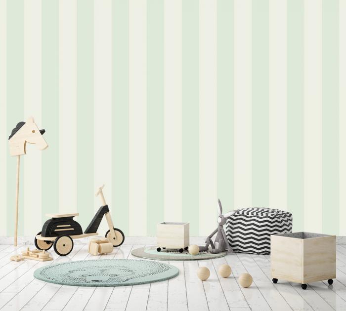 Streifentapete aus Vlies mit hellgrünen Streifen im quadratischen Format