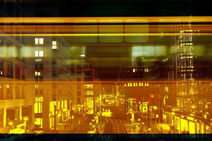 Fototapete Collage mit U-Bahn in Berlin bei Nacht