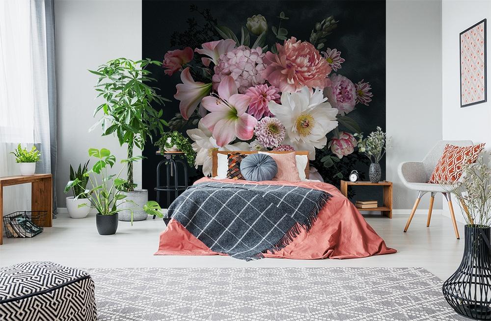Vlies-Fototapete mit einem Blumenstrauß vor dunklem Hintergrund im quadratischen Format in einem Schlafzimmer