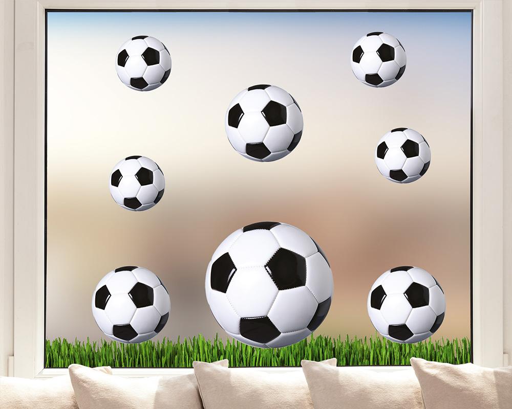 Fenstersticker Fußbälle auf einer Wiese