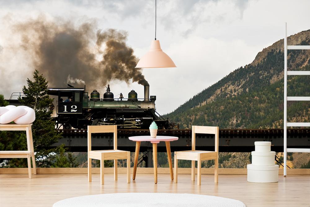 Fototapete mit einer alten Dampflock auf einer Brücke in den Bergen