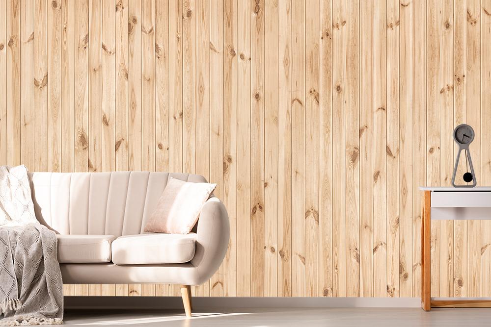Vlies-Fototapete mit einer Holzwand aus hellen Holzleisten in einem Wohnzimmer