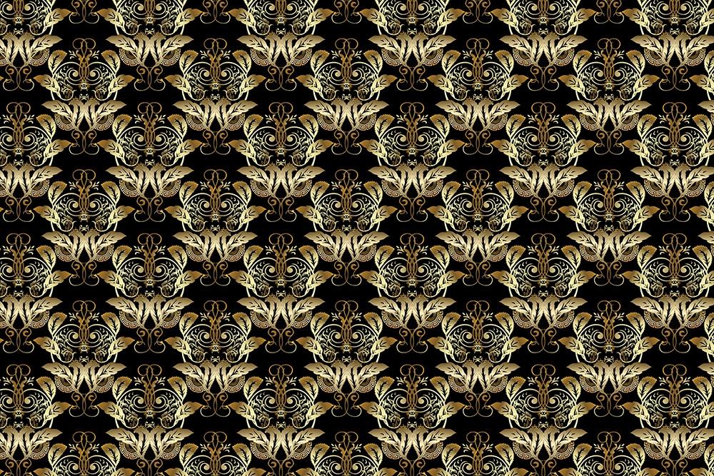 Mustertapete mit goldfarbenen Ornamenten im Barock-Stil