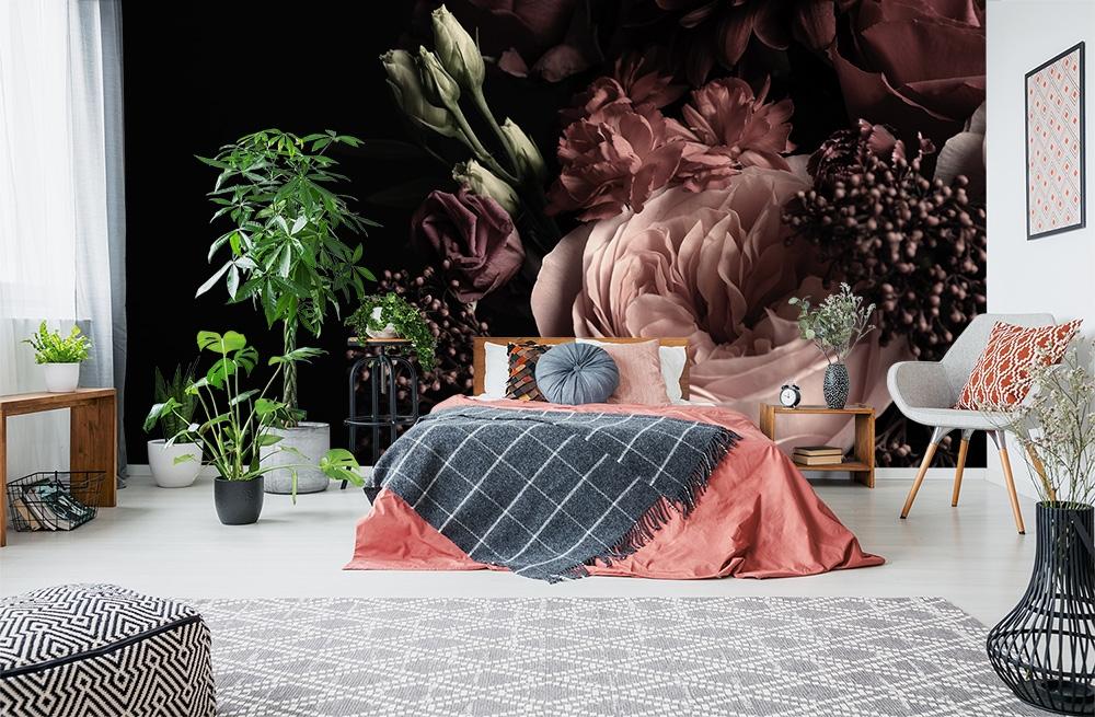 Vlies-Fototapete mit einem Blumenstrauss vor schwarzem Hintergrund in einem Schlafzimmer