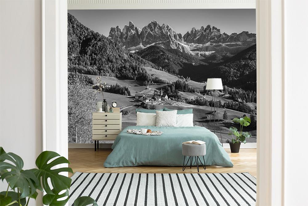 Schwarz-Weiß Fototapete Sankt Maddalen in den Dolomiten