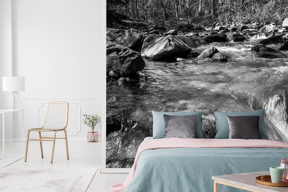 Schwarz-Weiß Fototapete Fluss im Gebirge