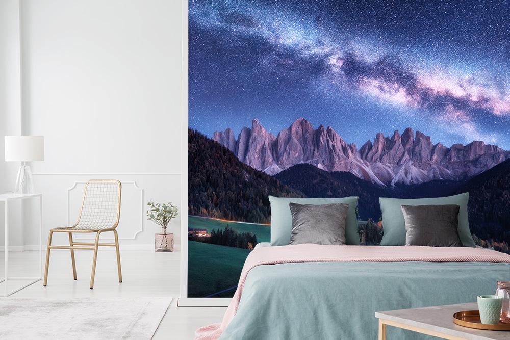 Fototapete die Milchstraße über Sankt Maddalena in Italien