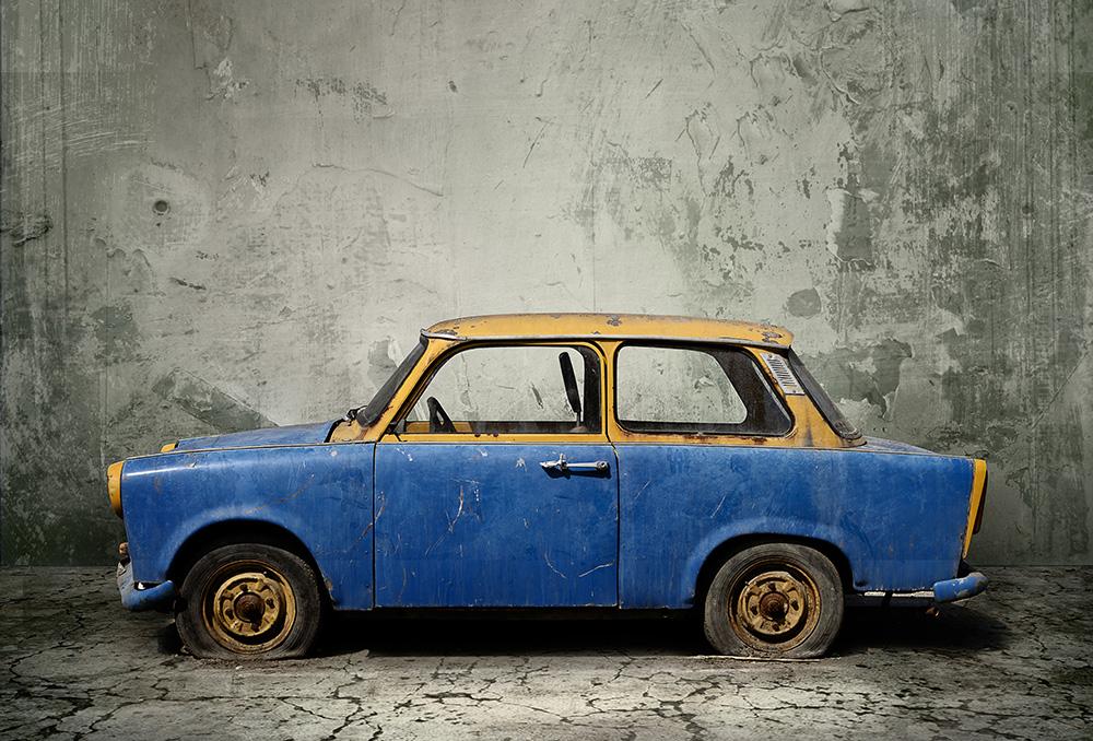 Fototapete dunkelblauer Trabbi aus der DDR