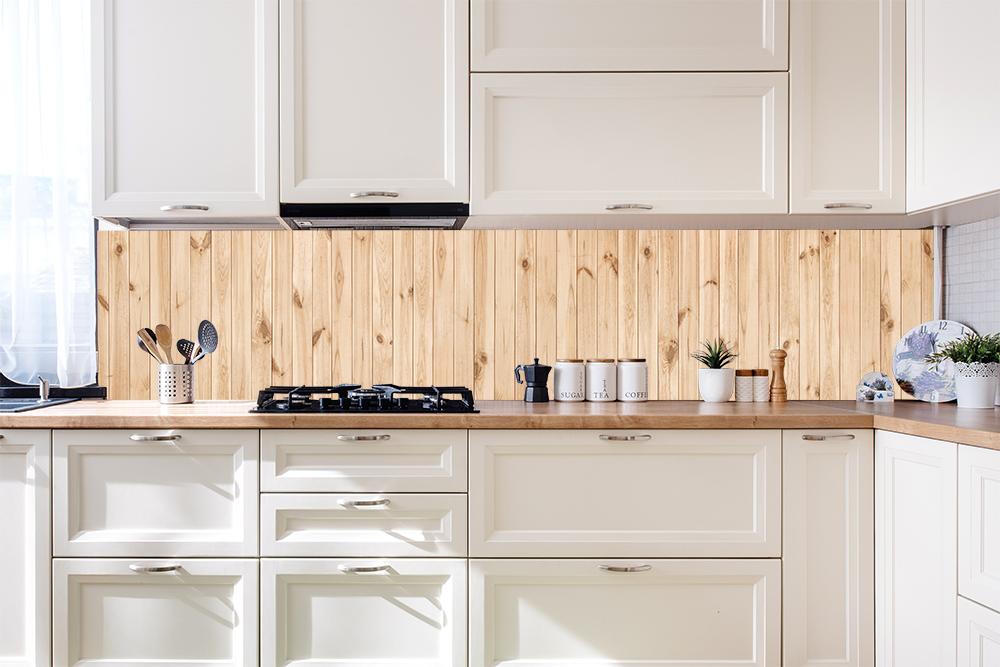 Küchenrückwand mit hellen vertikalen Holzleisten