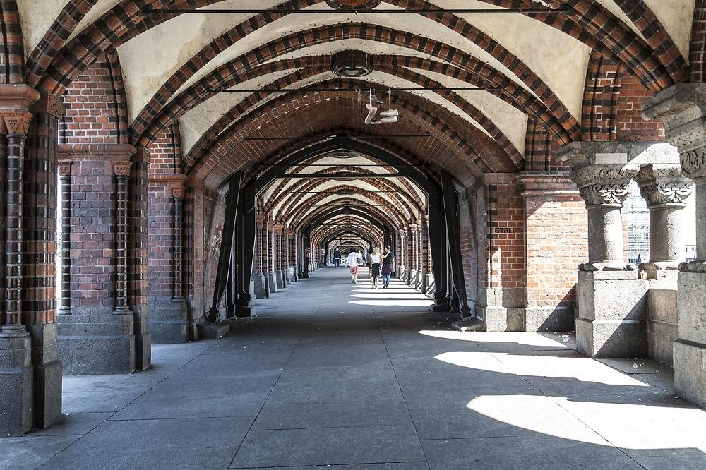 Fototapete Durchgang auf der Oberbaumbrücke in Berlin