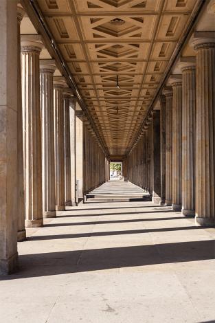 Vlies-Fototapete Durchgang mit alten Säulen mit Tiefenwirkung