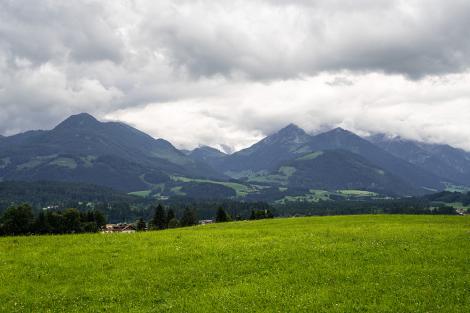 Fototapete Gewitterwolken über den tiroler Alpen in Österreich