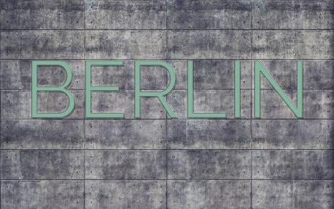 Fototapete Berlin-Leuchtschrift auf Betonwand