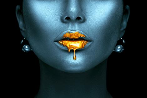 Fototapete – Goldene Lippen, blaues Make-up und Ohrringe