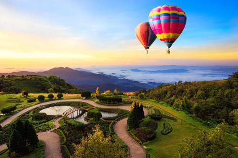 Fototapete Heißluftballon über Berglandschaft