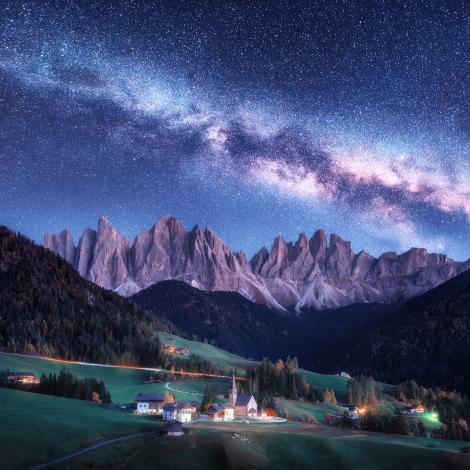 Fototapete die Milchstraße über Sankt Maddalena in Italien
