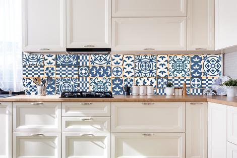 Motiv-Küchenrückwand mit einem blauen Kachelmuster im Mittelmeerdesign